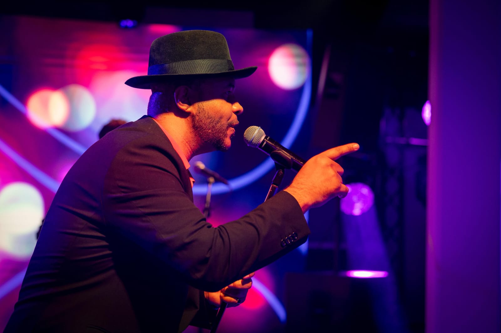 Frontmann der Coverband The JamRays singt ins Publikum