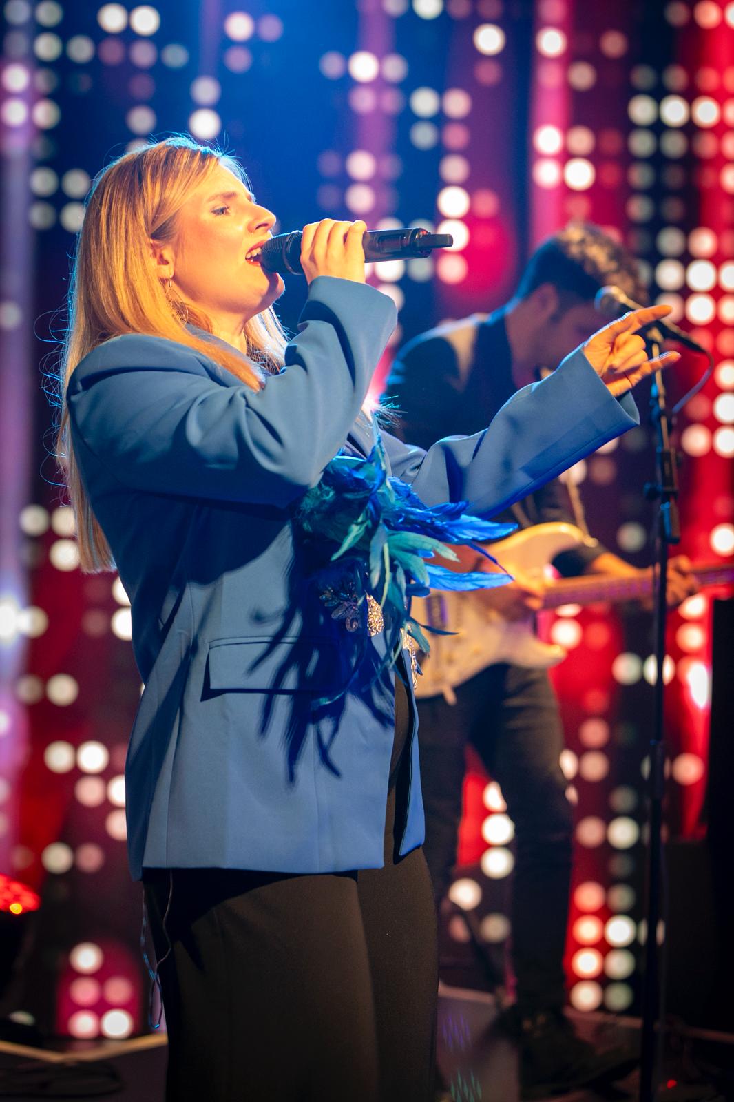 Sängerin und Gitarrist der Coverband The JamRays bei einem Live-Auftritt