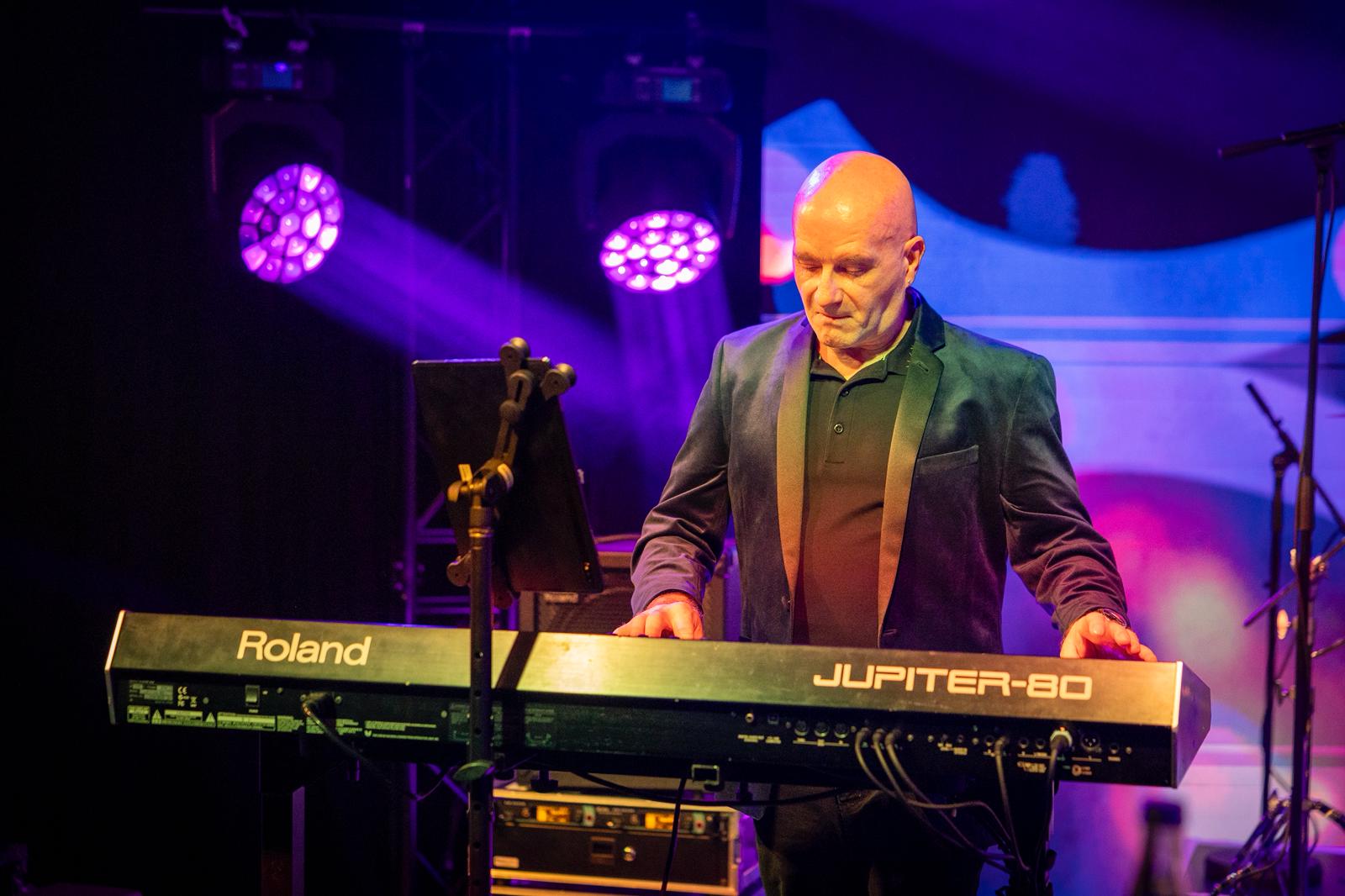 Keyboarder der Hochzeitsband The JamRays am Roland Jupiter-80