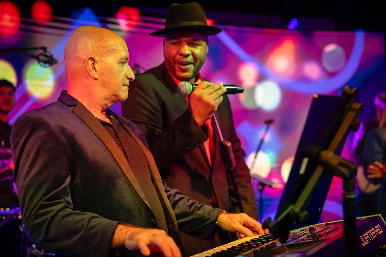 Keyboarder und Sänger der Hochzeitsband The JamRays singen gemeinsam