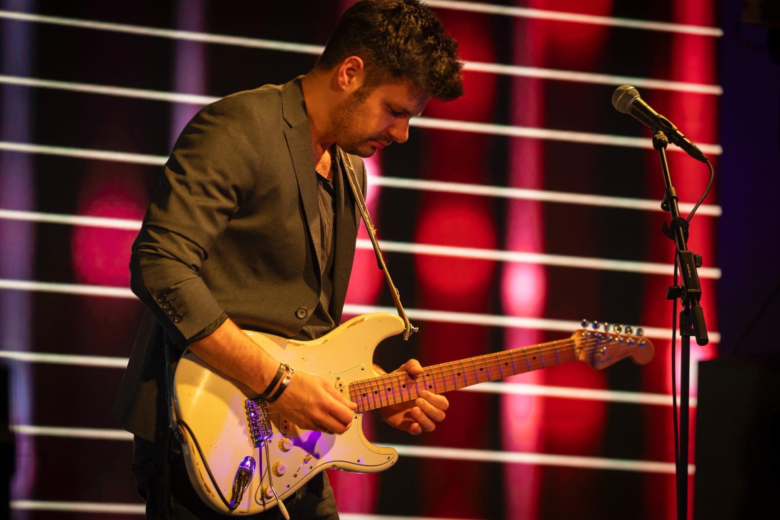 Gitarrist der Liveband The JamRays beim Solo auf der Bühne
