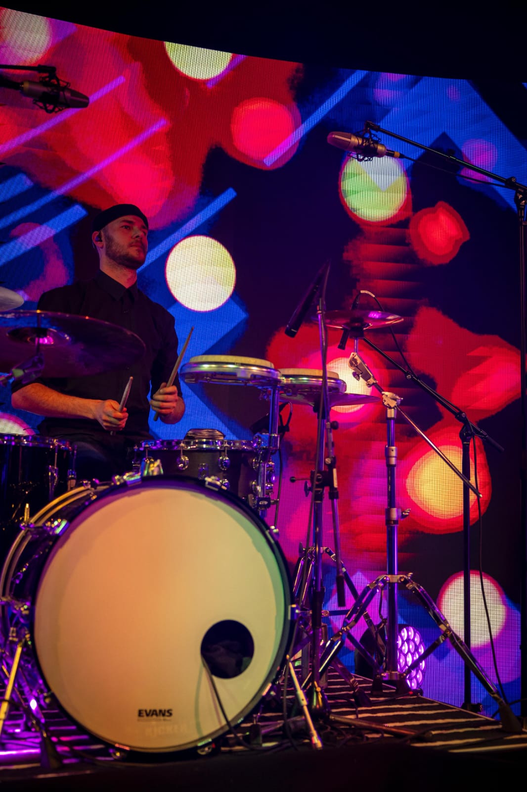 Schlagzeug der Liveband The JamRays auf der Bühne im Scheinwerferlicht