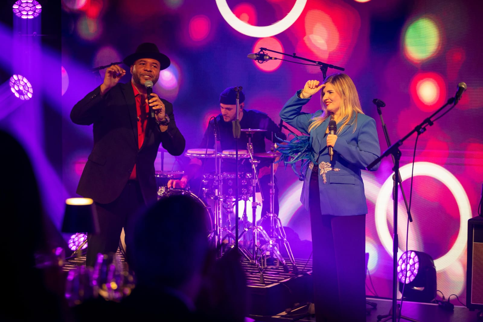 Das Frontduo der Partyband The JamRays moderiert den Abend