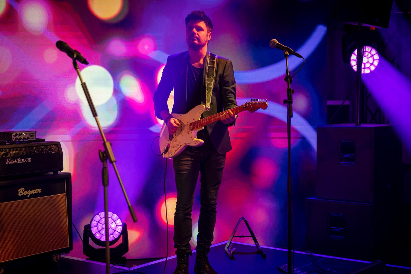 Gitarrist der Coverband The JamRays aus Würzburg live auf der Bühne