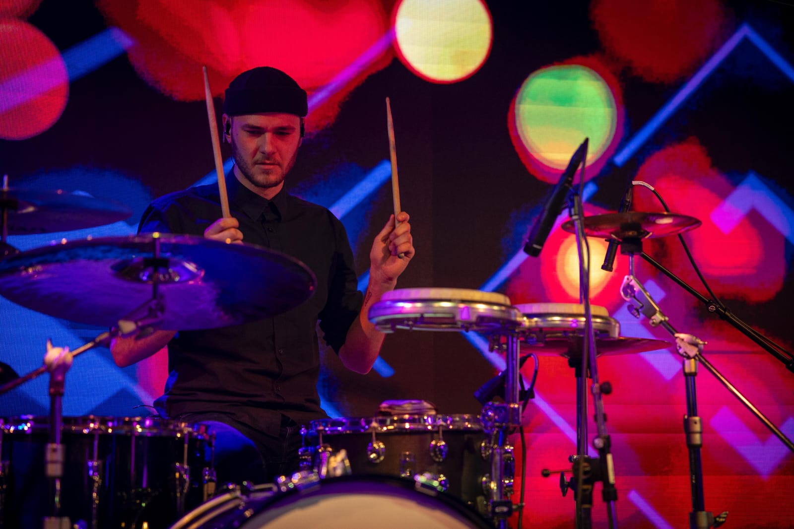 Schlagzeuger der Partyband The JamRays live vor bunter LED-Wand
