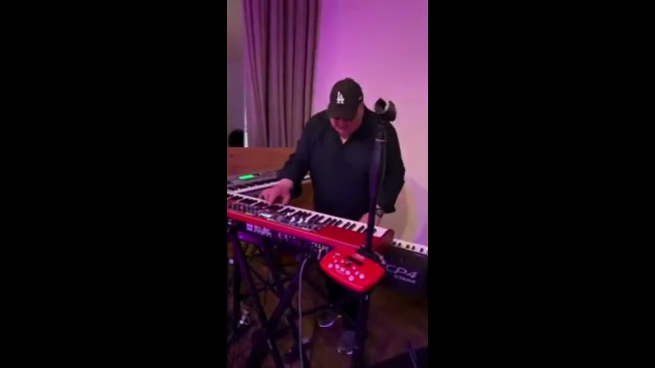 Live-Clip der Hochzeitsband The JamRays: der Keyboarder am Stagepiano während des Auftritts.