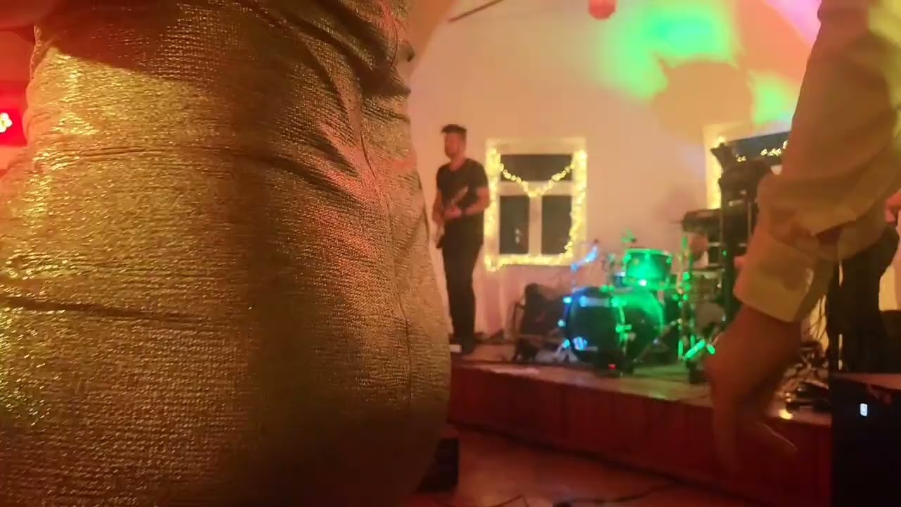 Die Partyband The JamRays spielt den Modjo-Klassiker Lady (Hear Me Tonight) live auf einer Feier.